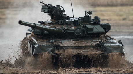 Un carro de combate T-90 unas maniobras