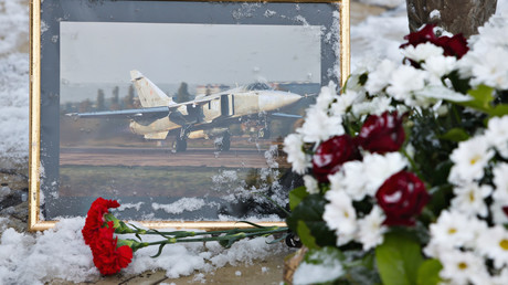 Flores en el monumento dedicado al comandante fallecido del avión Su-24, teniente coronel Oleg Péshkov, en la ciudad rusa de Lípetsk.