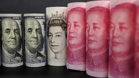 Billetes de dólares estadounidenses, libras esterlinas y yuanes chinos