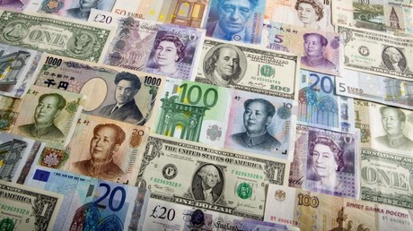 El dólar en medio de múltiples divisas
