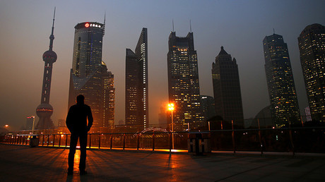 Un hombre dirige su mirada al distrito financiero de Pudong en Shanghái el 20 de noviembre de 2013.
