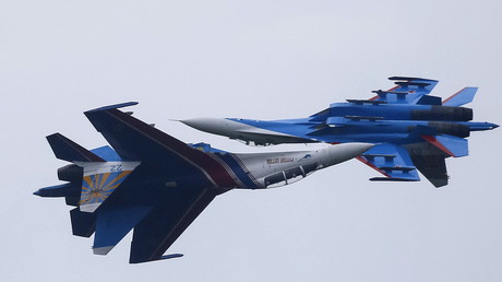 Dos aviones Su-27  de 'Los Rúskiye Vítiazi', grupo de demostración acrobática de la Fuerza Aérea Rusa.