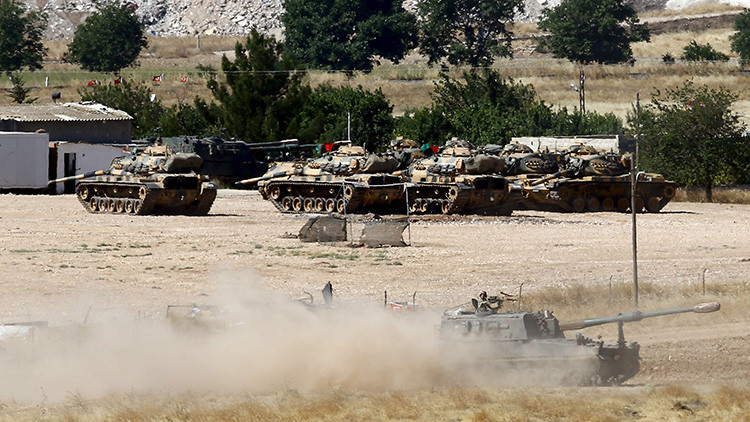 Un grupo de vehículos blindados turcos en la base de Suruc, ubicada en la frontera con Siria.