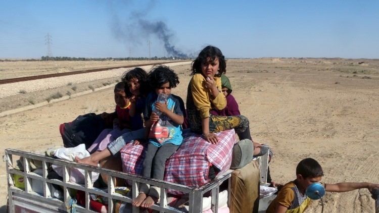 Los niños iraquíes escapan de una zona en combates