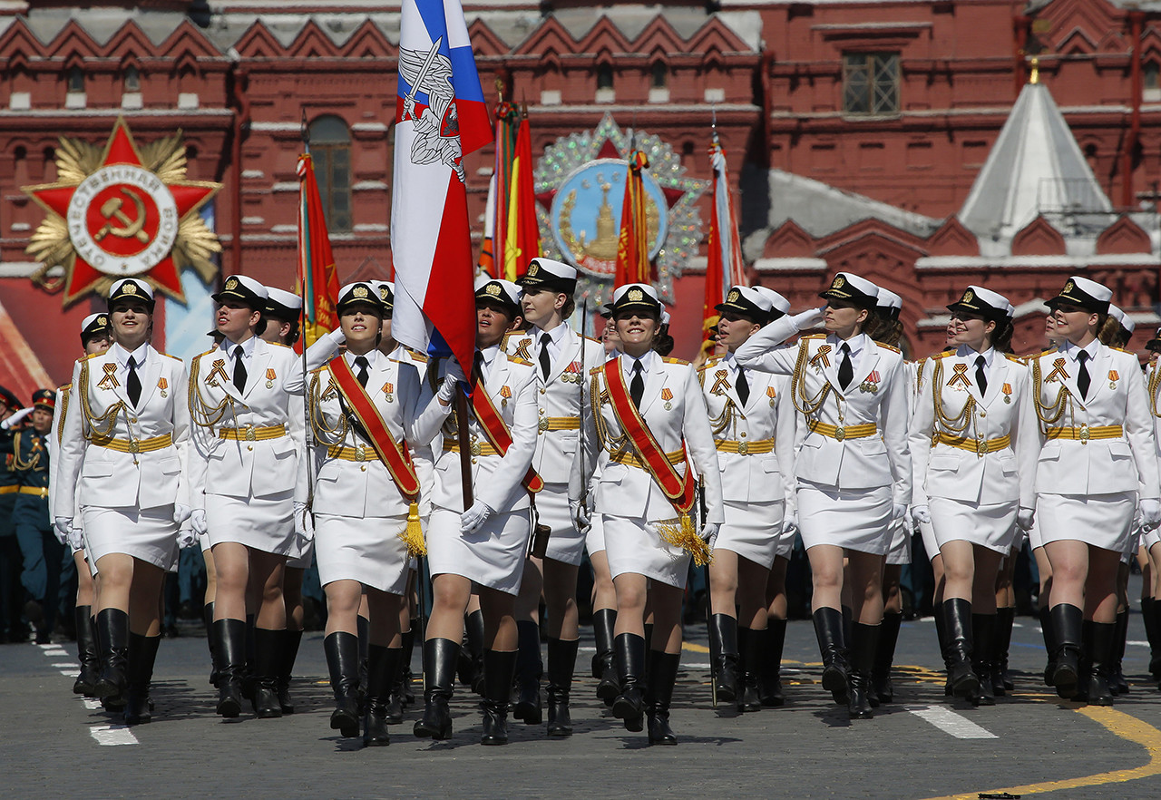 Cadetes de la Academia Militar Femenina Jruliov participan por primera vez en el desfile de la Plaza Roja de Moscú por el 71.º aniversario de la victoria en la Segunda Guerra Mundial. 9 de mayo de 2016.