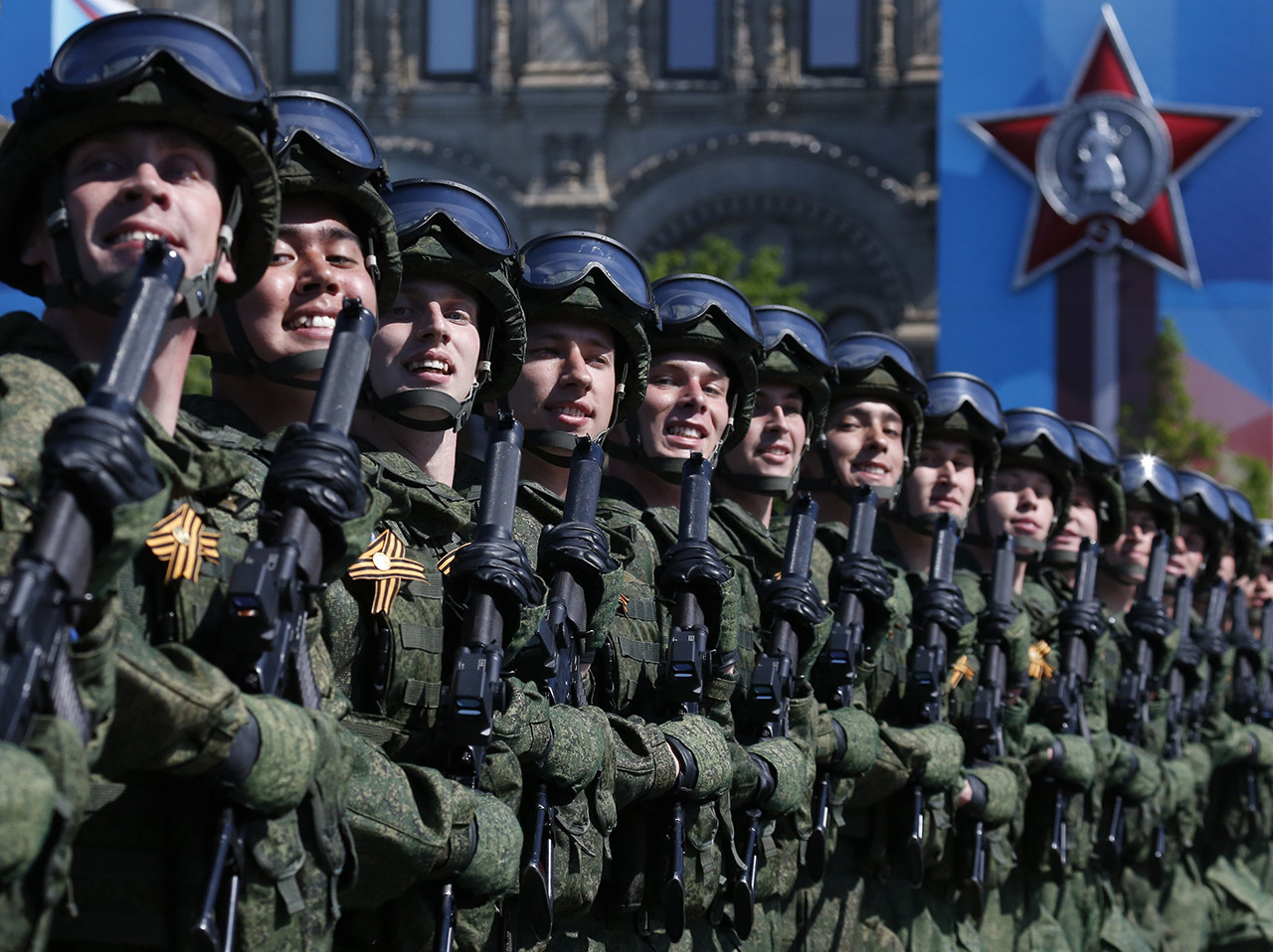Soldados rusos participan en el desfile militar que celebra el Día de la Victoria sobre la alemania nazi, en la Plaza Roja de Moscú, Rusia. 9 de mayo de 2016.