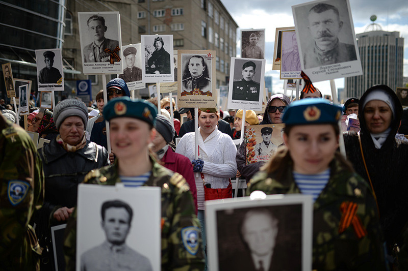 Participantes de la marcha del Regimiento Inmortal en conmemoración al 71.º aniversario del fin de la Gran Guerra Patria, en Novosibirsk, Rusia. 9 de mayo de 2016.