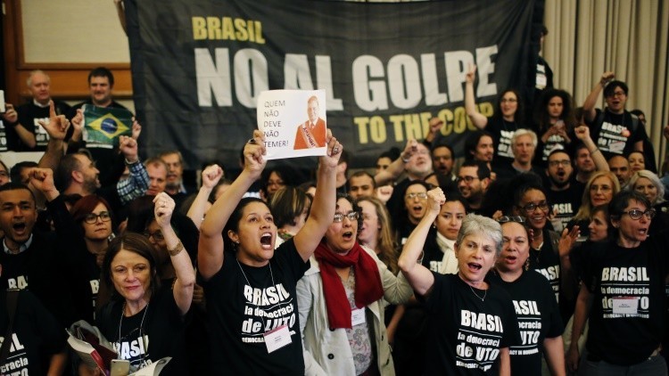 Partidarios de la presidenta brasileña Dilma Rousseff protestan en Nueva York, EE.UU.