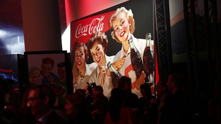 El logo de la compañía Coca-Cola durante una presentación en París, Francia, 19 de enero de 2016