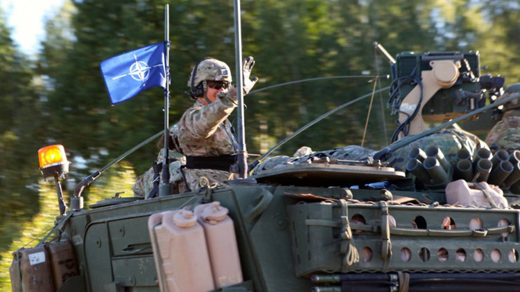 Los carros de combate de la OTAN se despliegan en Lituania