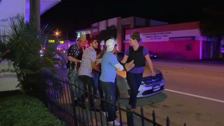  La Policía evacúa a las víctimas del sangriento tiroteo en Orlando