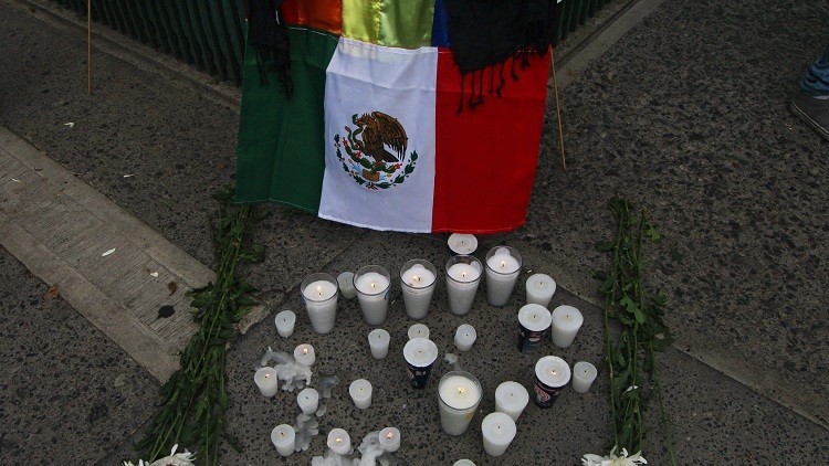 Encienden  velas fuera del consulado de EE.UU. en Guadalajara para conmemorar a las víctimas de la masacre en Orlando 

