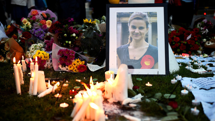 Velas en memoria de la parlamentaria británica por el Partido Laborista Helen Joanne Cox (Jo Cox), asesinada en Birstall, en el marco de una vigilia en la Plaza del Parlamento en Londres, Reino Unido, el 17 de junio de 2016.