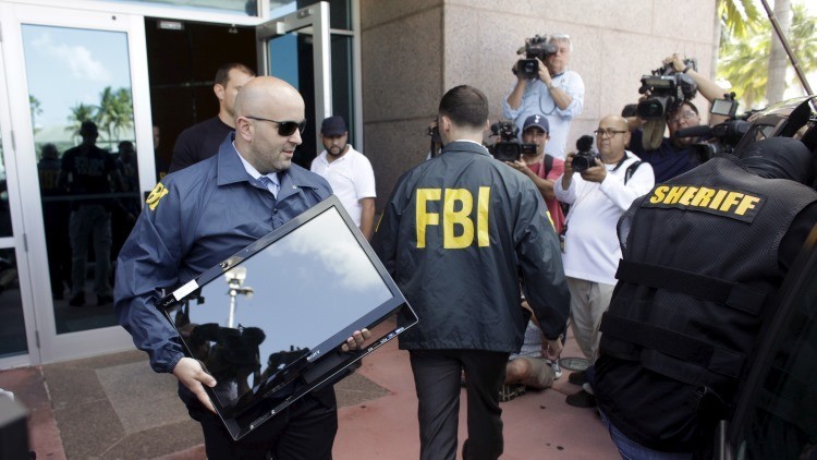 Agentes del FBI y alguaciles durante un registro en Estados Unidos