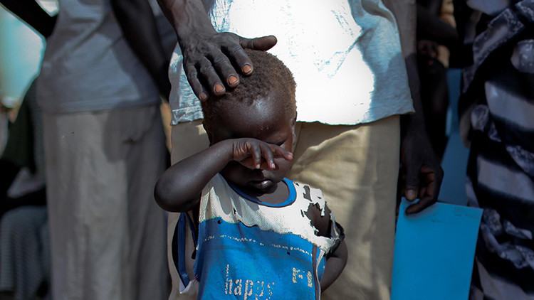 Un niño espera en una cola cerca de una clínica en el campo de refugiados de Doro, Sudán del Sur