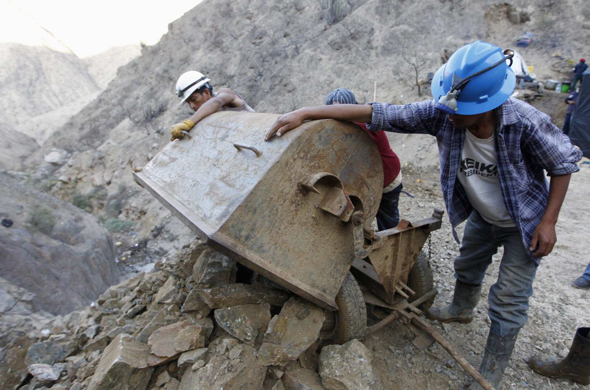 Mineros descargan minerales y rocas en la operación de rescate de nueve mineros atrapados en la mina de oro y cobre Cabeza de Negro  en Ica, Perú, el 10 de abril de 2012.