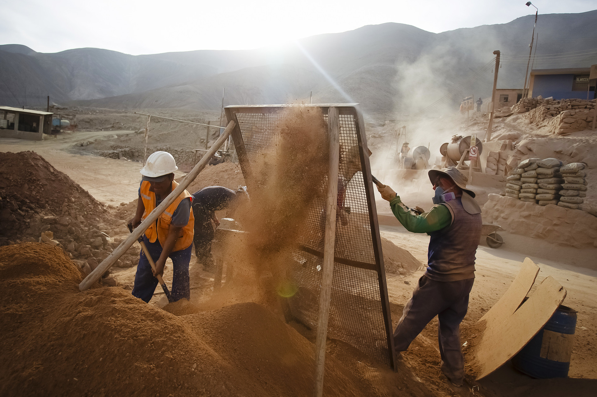 Mineros cuelan materiales que contienen oro en el pueblo minero de Relave, en la provincia de Parinacochas, en Ayacucho, Perú, el 20 de febrero de 2014.