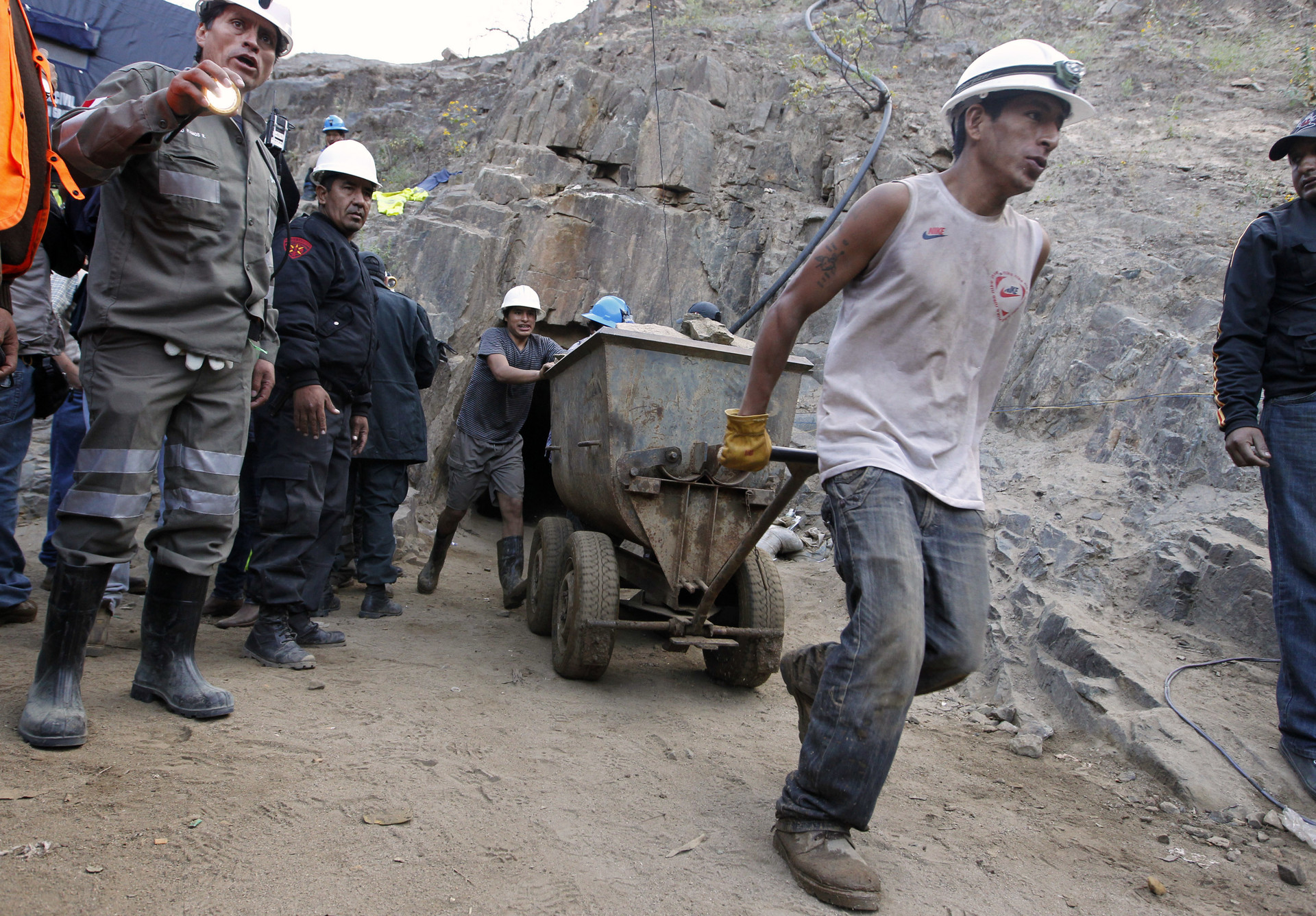 Mineros extraen minerales y rocas durante la operación de rescate de nueve mineros atrapados en la mina de oro y cobre Cabeza de Negro en Ica, Perú, el 10 de abril de 2012.
