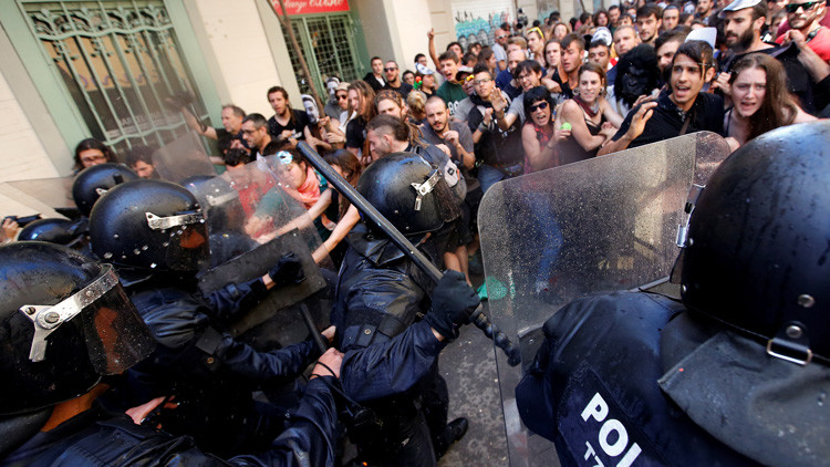 La policía regional catalana se lanza con equipos antidisturbios contra los manifestantes durante una protesta por el desalojo de los ocupantes del 'banco expropiado', en Barcelona, España, el 29 de mayo 2016.