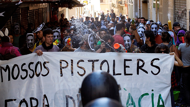 Manifestantes se enfrentan a la policía regional de Cataluña durante una protesta contra el desalojo del 'banco expropiado' en Barcelona, España, el 29 de mayo de 2016.