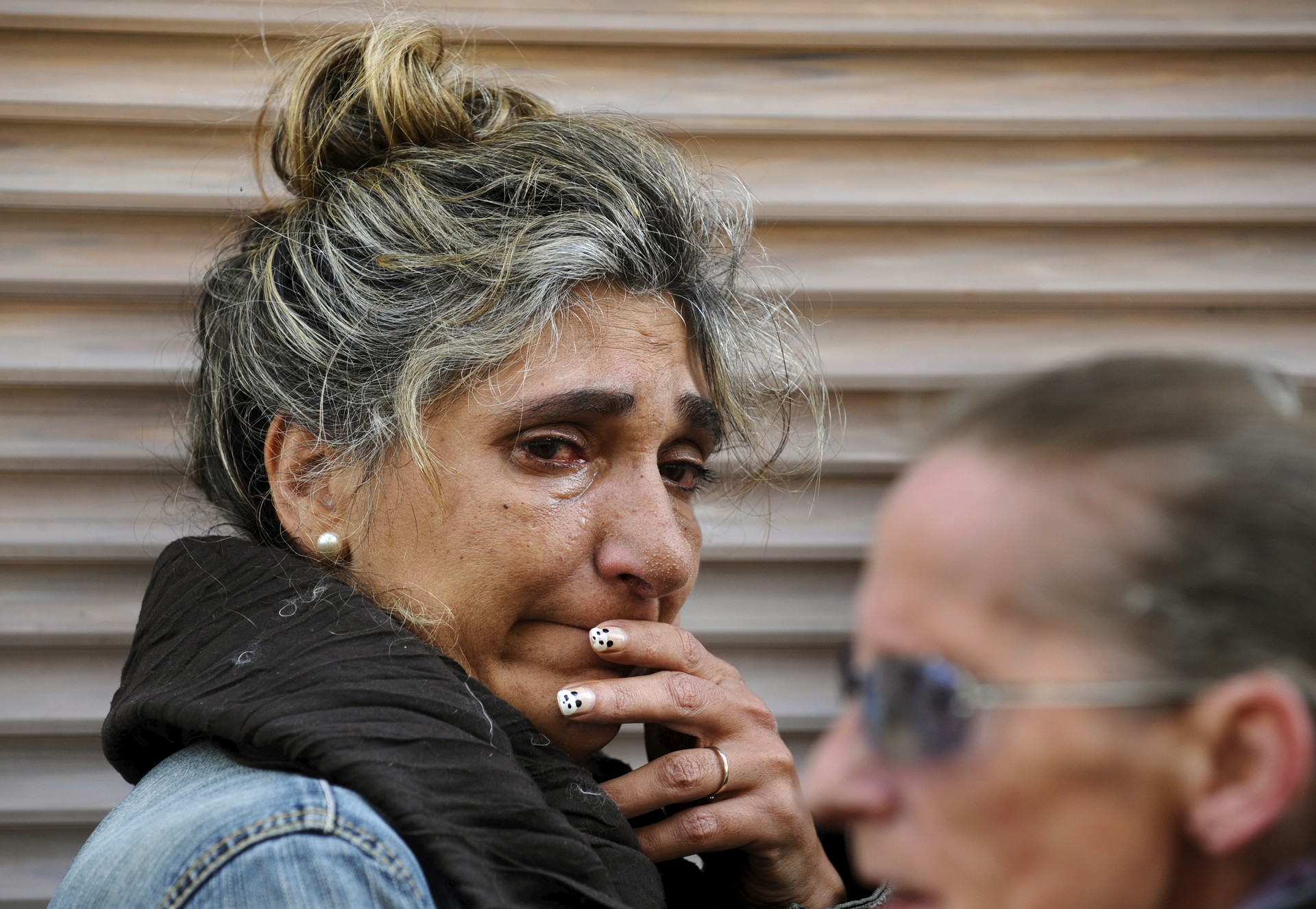Una amiga de Ángeles Lugilde llora durante su desalojo en Avilés, norte de España, el 20 de abril de 2015. 