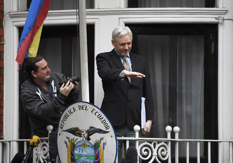 El fundador de WikiLeaks, Julian Assange, da un discurso desde el balcón de la embajada de Ecuador, en el centro de Londres, Reino Unido, el 5 de febrero de 2016.