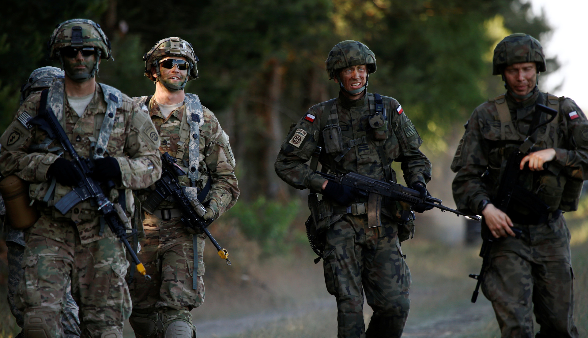 Soldados polacos marchan junto con soldados estadounidenses durante los ejercicios militares Anakonda 16 cerca de Torun, Polonia, 7 de junio de 2016.