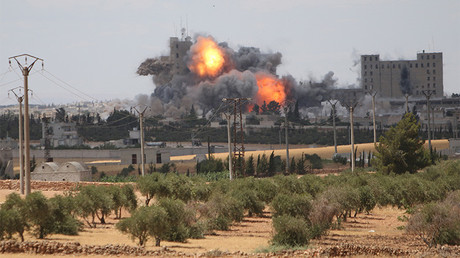 Humo y llamas tras bombardeos en Manbiy, donde hay posiciones del Estado Islámico, Siria.