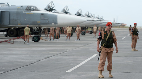 Militares rusos en su base aérea en Siria