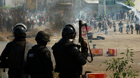 La policía se enfrenta contra maestros de la CNTE en Nochixtlán
