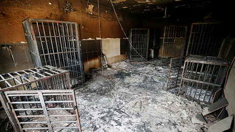 Celdas quemadas de una prisión del Estado Islámico en Faluya (Irak)