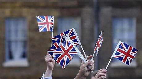 Partidarios del 'Brexit' portan banderas del Reino Unido después de que la mayoría de los británicos votaran a favor de abandonar la Unión Europea, Westminster, Londres, 24 de junio de 2016.