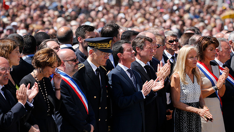 primer ministro francés, Manuel Valls, durante la ceremonia del minuto de silencio en el tercer día de luto