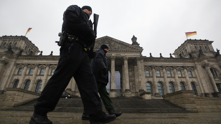 Oficiales de policía alemanes caminan frente del Reichstag en Berlín.