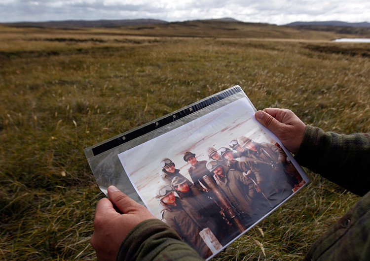 Jorge Bratulich, veterano de la Guerra de las Malvinas, sostiene una imagen en la que aparece con otros soldados cerca de la ciudad Puerto Argentino, Islas Malvinas, 2 de marzo de 2012.