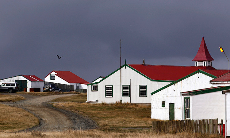 Un ave sobrevuela varias casas en el poblado de Pradera del Ganso, Islas Malvinas, 11 de marzo de 2012.