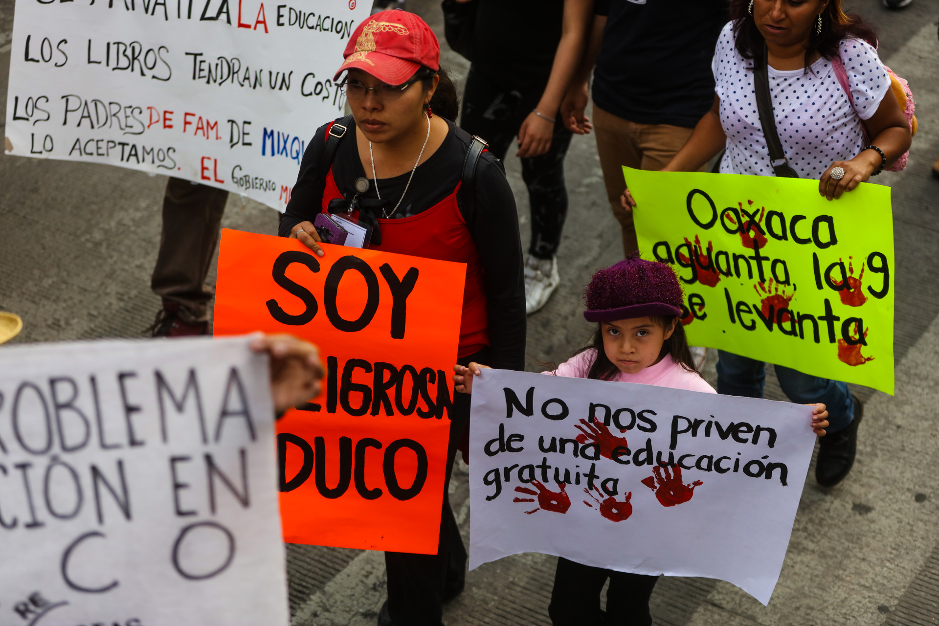 Niña apoya a maestros en México