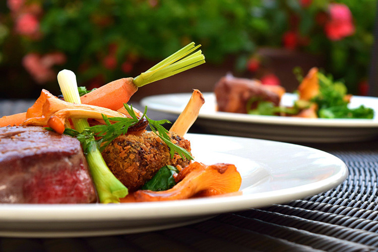 https://pixabay.com/en/steak-vegetables-meat-steak-dinner-1148992/