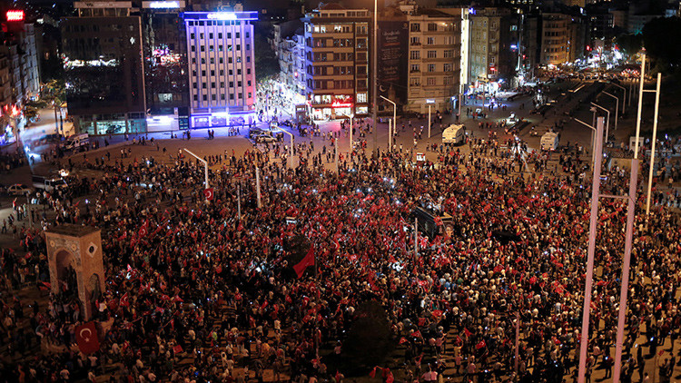 Partidarios del presidente turco, Recep Tayyip Erdogan, congregados en la plaza de Taksim, en el centro de Estambul, Turquía.