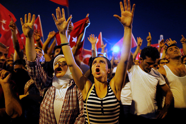 Partidarios del presidente turco, Recep Tayyip Erdogan, congregados en la plaza de Taksim, en el centro de Estambul, Turquía.