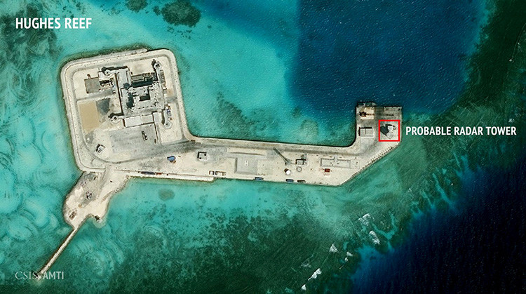 La imagen por satélite de una construcción, posiblemente de un radar, en las islas Spratly.
