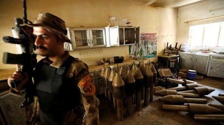 Un miembro de las fuerzas antiterroristas iraquíes monta guardia en una fábrica de armas de los militantes del Estado Islámico en Faluya.