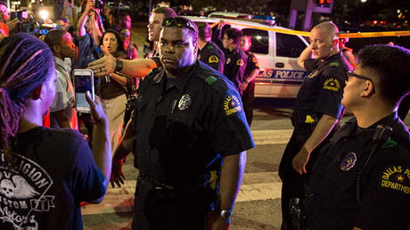 La Policía trata de calmar a la multitud tras los disparos de unos francotiradores, Dallas, Texas, Estados Unidos, 7 de julio