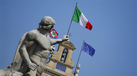 La bandera nacional italiana ondea sobre el palacio presidencial del Quirinal en Roma.