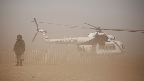 Un soldado del Ejército saharaui junto al helicóptero del secretario general de la ONU, Ban Ki-moon, en el campo de refugiados de Tinduf (Argelia).