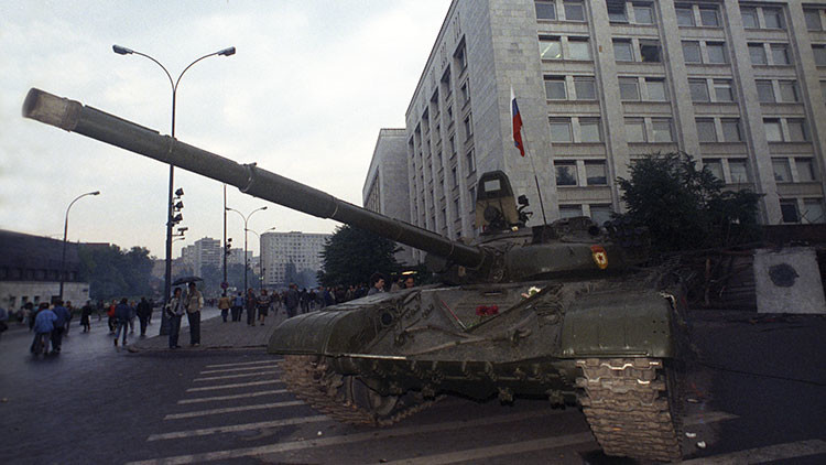 Un carro de combate soviético con la bandera rusa izada frente a la Casa del Gobierno de Rusia