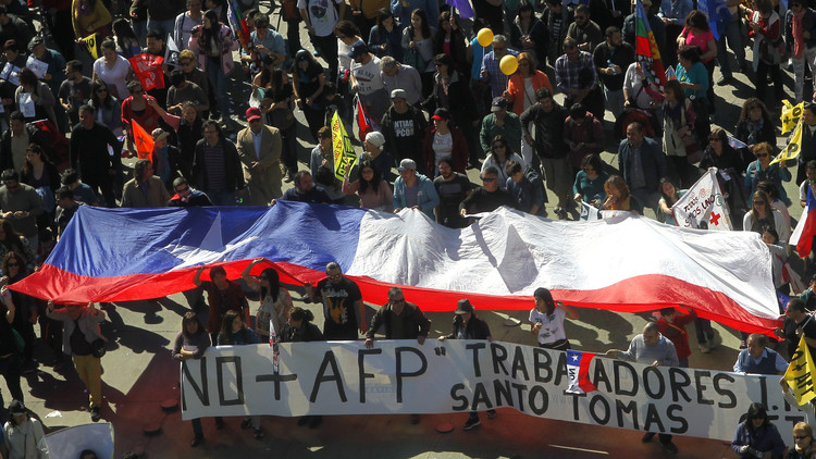 Miles de personas protestan contra el actual sistema de pensiones en las calles de Santiago, Chile.