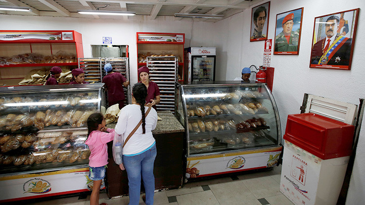 Varias personas compran pan en una panadería estatal en Caracas, Venezuela, el 25 de junio de 2016.
