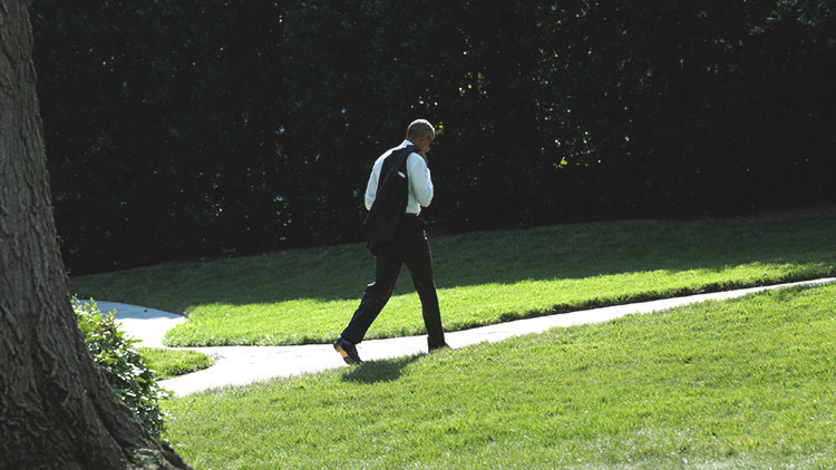 El presidente de EE.UU., Barack Obama, camina hacia el Despacho Oval de la Casa Blanca.