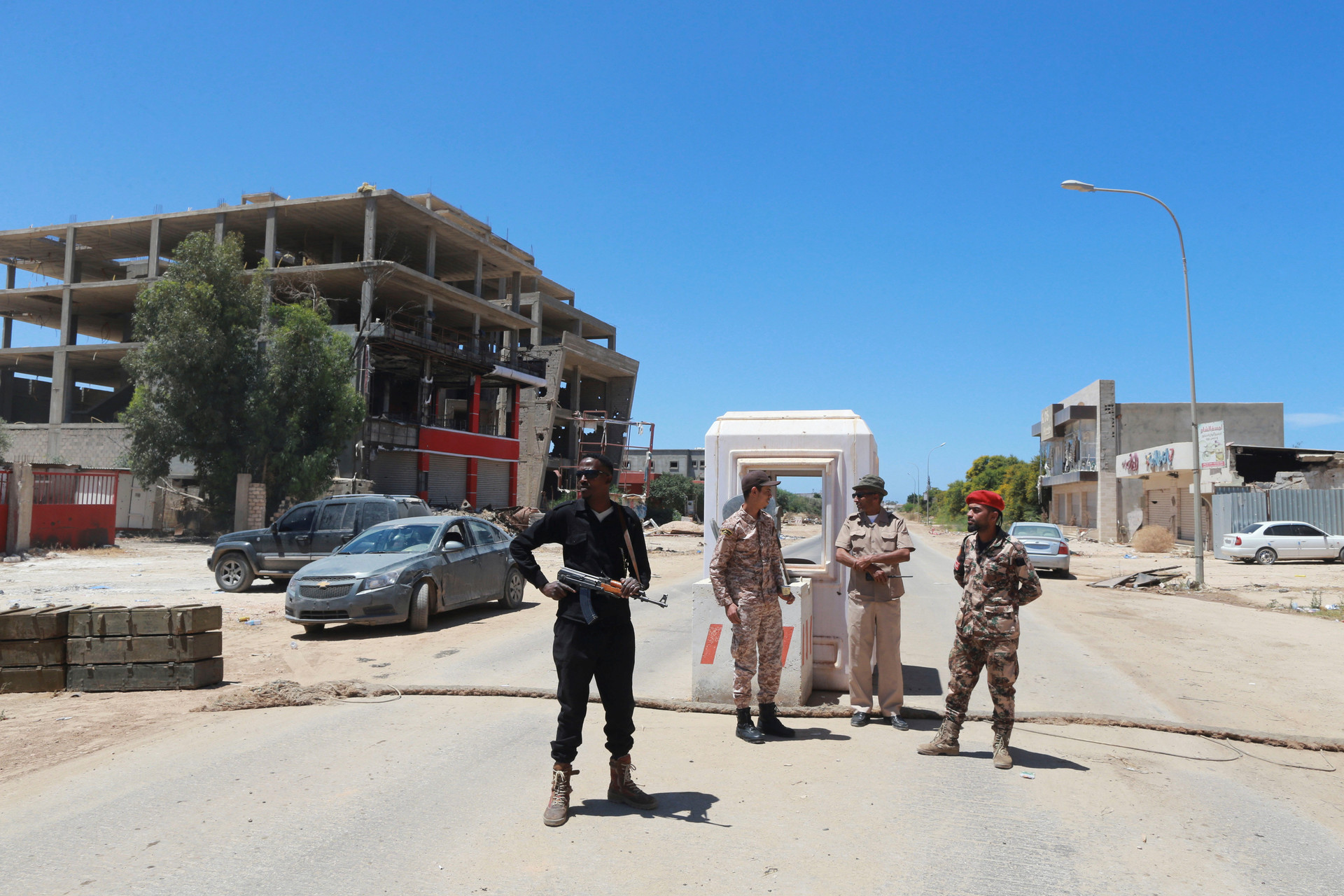 Miembros de las Fuerzas Armadas de Libia en un punto de control en Bengasi, Libia, el 16 de mayo de 2016.
